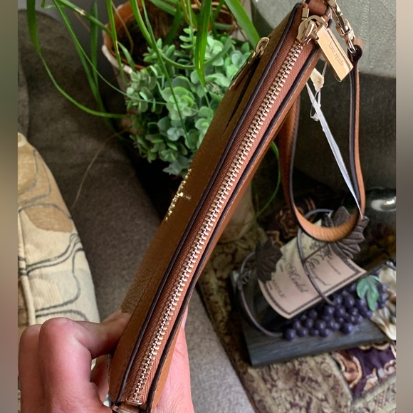 Authentic KATE SPADE Pebbled leather convertible top zip wristlet/clutch - Picture 8 of 13